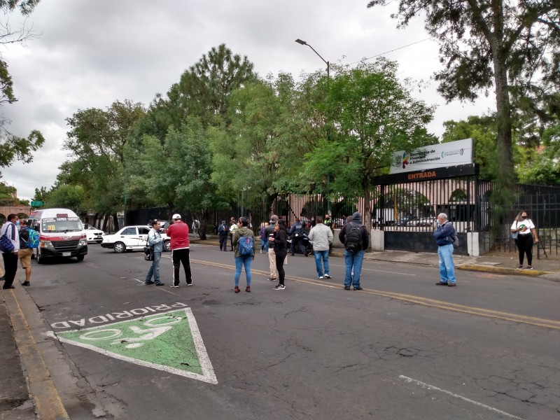 Protestan maestros y normalistas en Finanzas; bloquean avenida