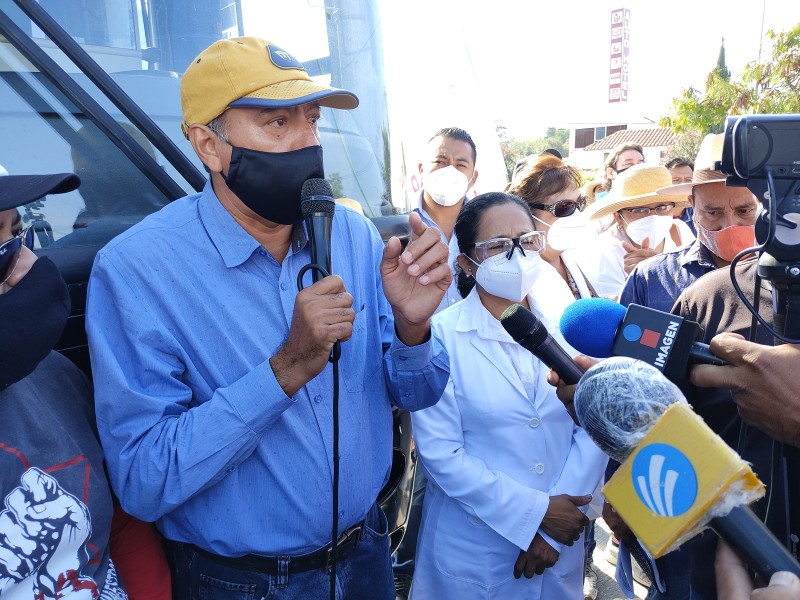 Protestan maestros y trabajadores de salud con una mega marcha