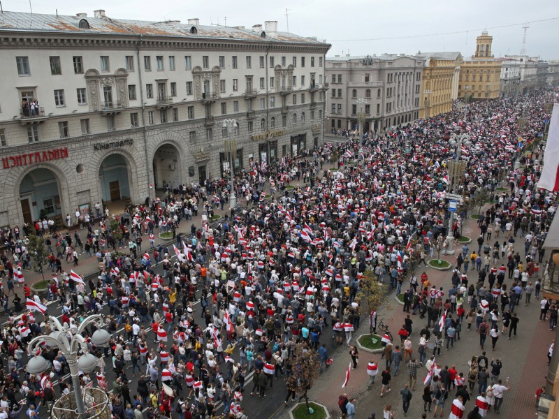 Protestan más de 100 mil personas en Bielorrusia