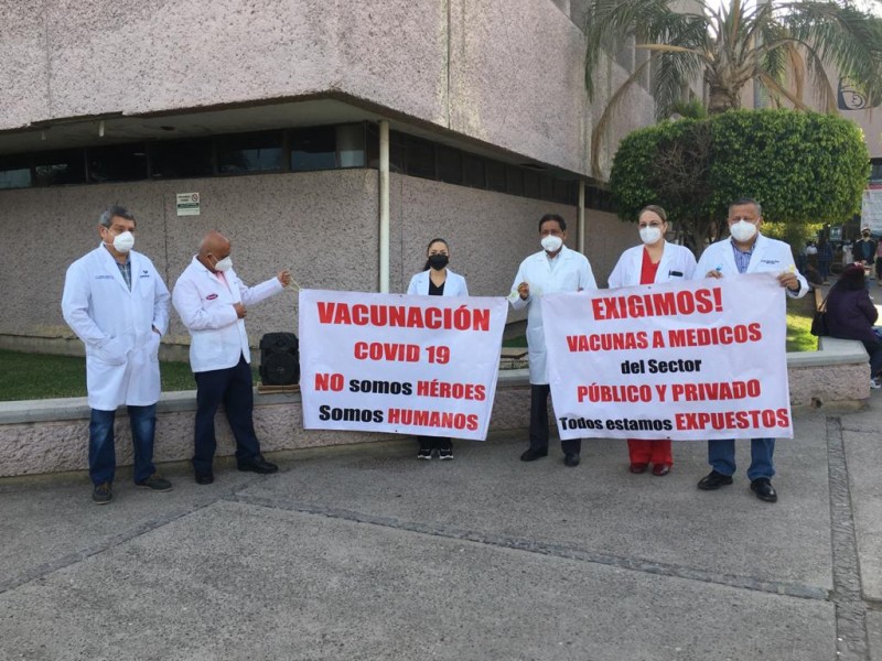 Protestan médicos en la clínica 49 IMSS,piden vacunarse contra covid