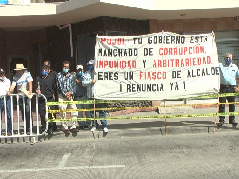 Protestan morenistas contra alcalde Jesús Pujol y su segundo informe