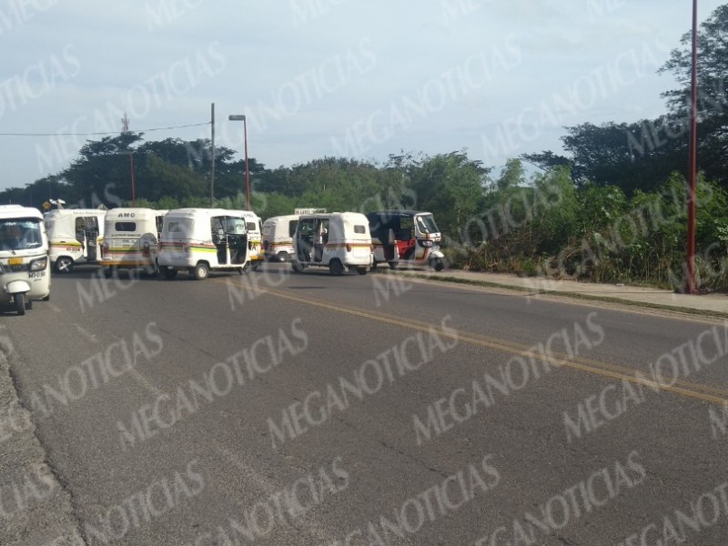 Protestan mototaxistas con bloqueo carretero