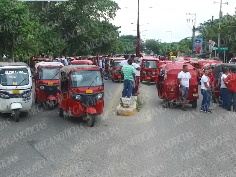 Protestan mototaxistas con bloqueos en Juchitán
