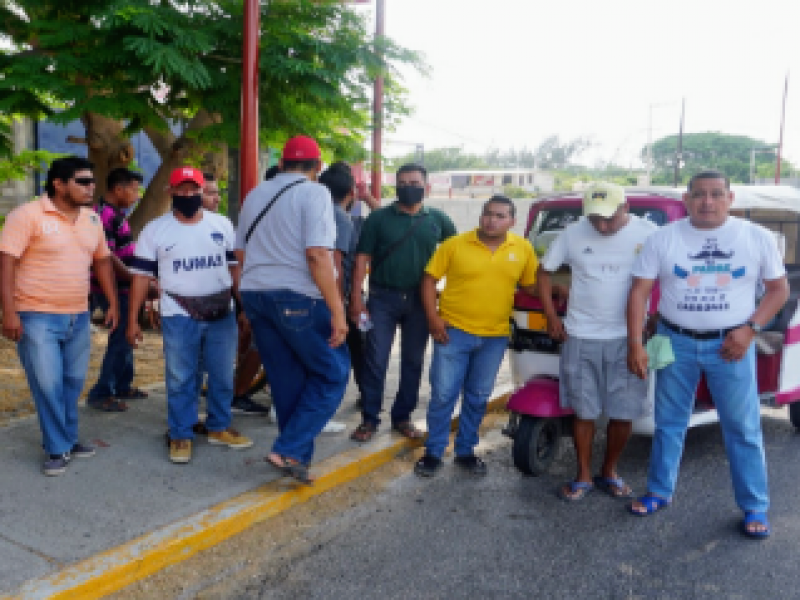 Protestan mototaxistas para exigir la liberación de dos detenidos