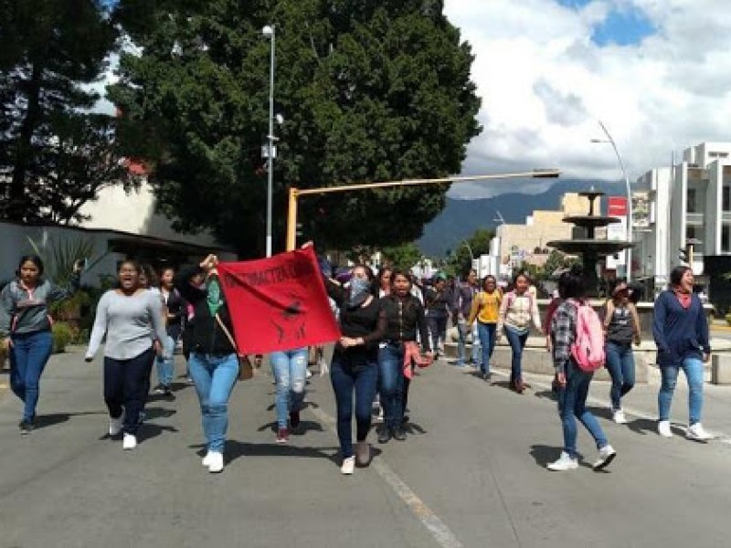 Protestan normalistas contra examen en línea y clases por televisión