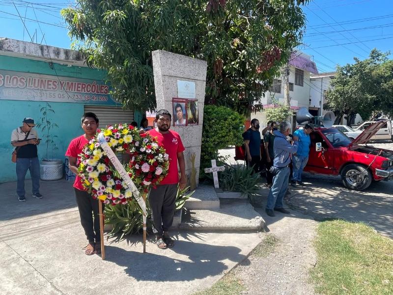 Protestan normalistas de Ayotzinapa en Iguala; piden justicia al caso