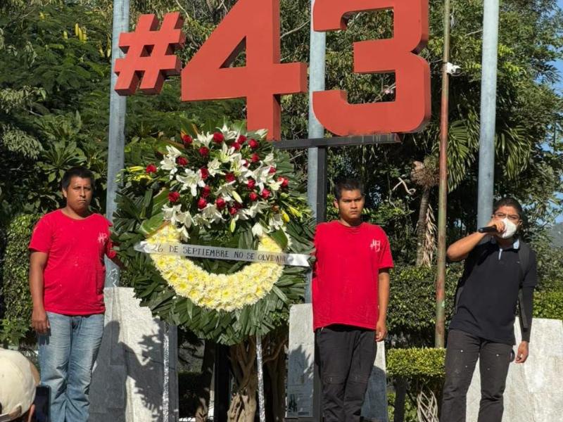 Protestan normalistas de Ayotzinapa por esclarecimiento del caso