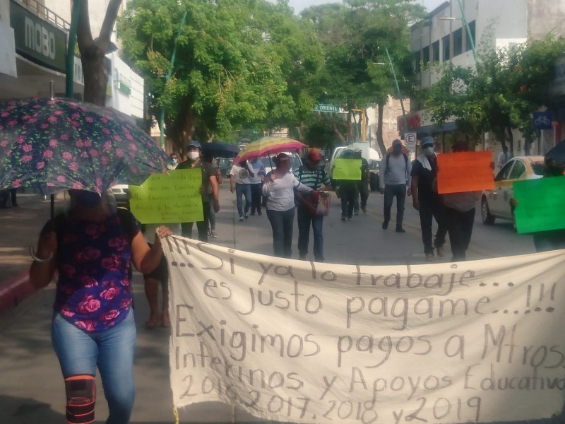 Protestan nuevamente interinos, SE no entrega documentos para sus pagos