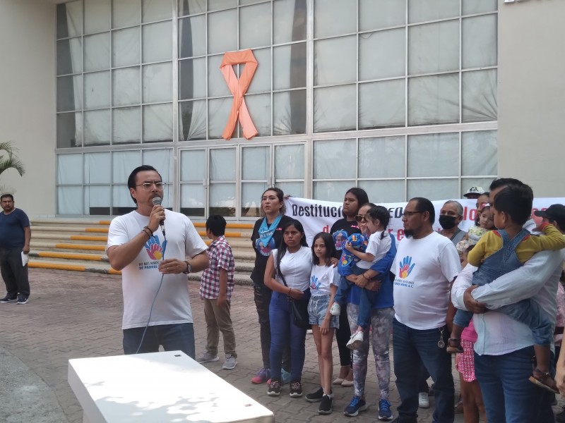Protestan padres de familia afuera del Poder Judicial en Chiapas