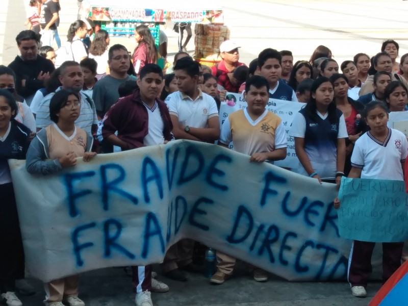 Protestan padres de familia contra director de secundaria