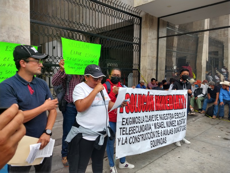 Protestan padres de familia de Carranza y Ocosingo, piden aulas