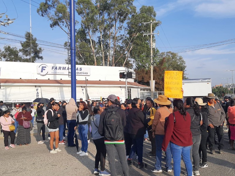 Protestan padres de familia del CBTA 203 de Cacaotepec