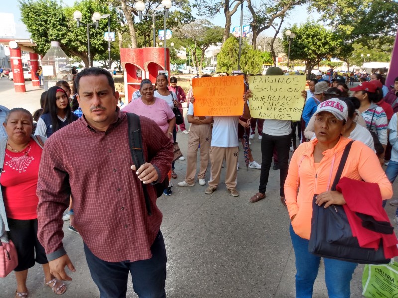 Protestan padres de familia en demanda de maestros