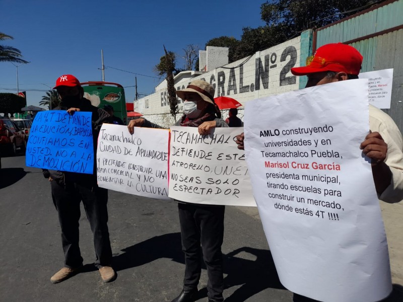 Protestan padres de familia en Tecamachalco por demolición de secundaria