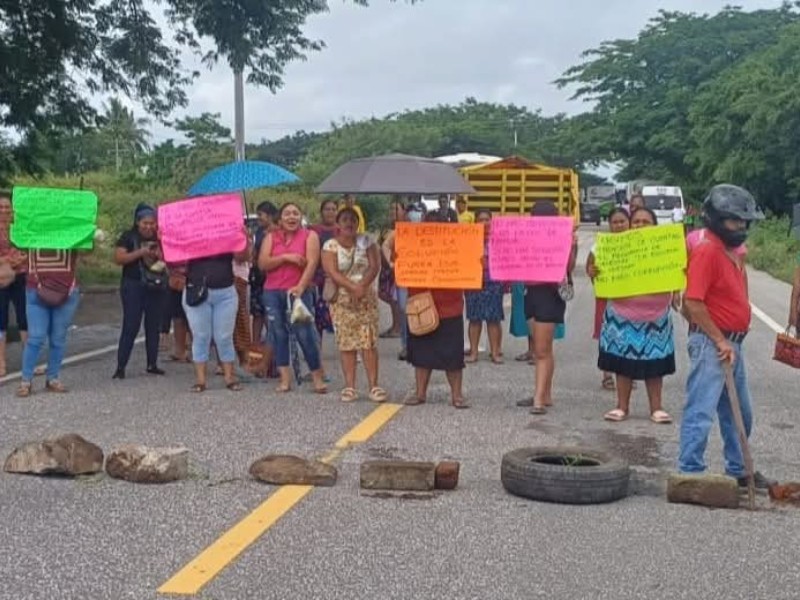Protestan padres de familia, exigen salida de directora de primaria en Xadani