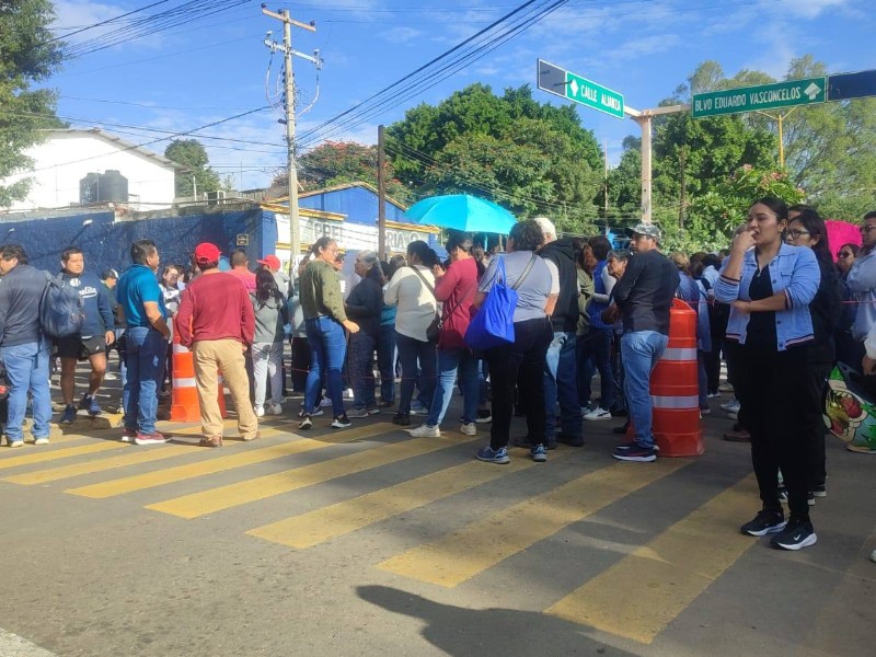 Protestan padres de familia por obras del nuevo estadio Yu´Va en Oaxaca