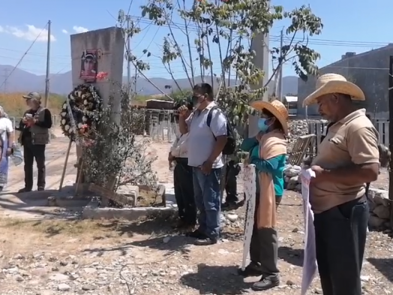 Protestan padres de normalistas de Ayotzinapa en Iguala