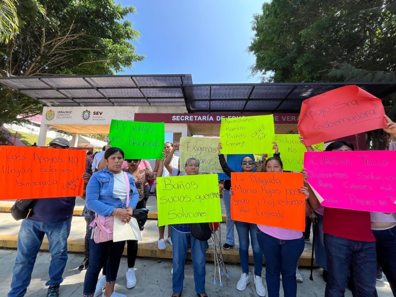 Protestan padres: no hay ni para baños decentes en COBAEV