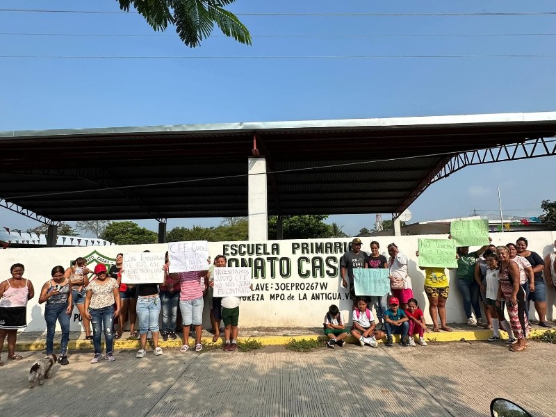 Protestan padres por falta de luz en primaria de La Antigua