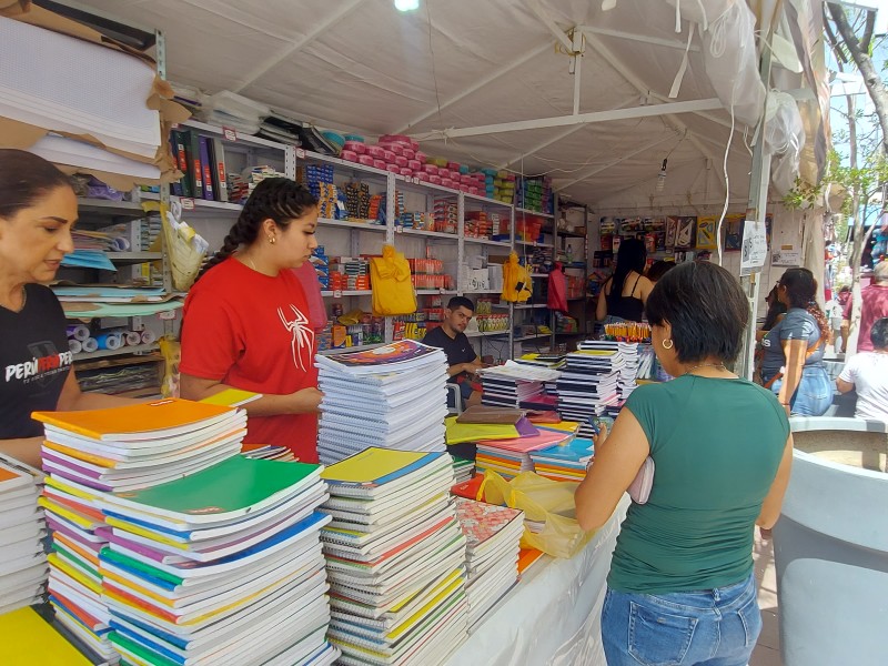 Protestan papeleros por imposición de útiles de marca en escuelas