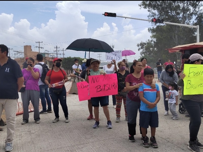 Protestan para exigir cierre del vertedero de Matatlán