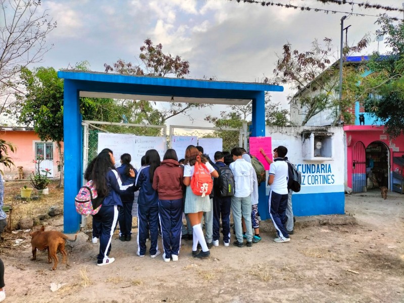 Protestan para exigir docentes en telesecundaria de Coatepec