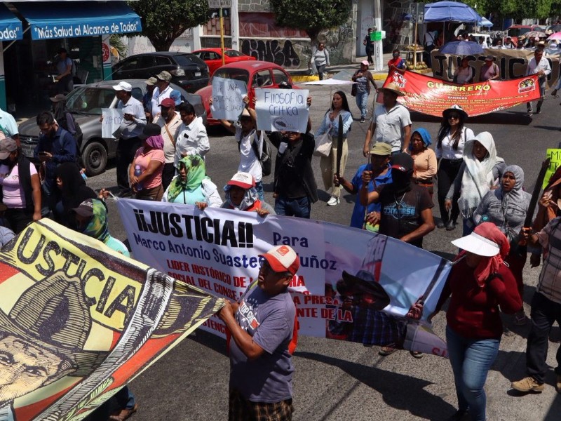 Protestan para exigir justicia por Marco Suástegui en Chilpancingo