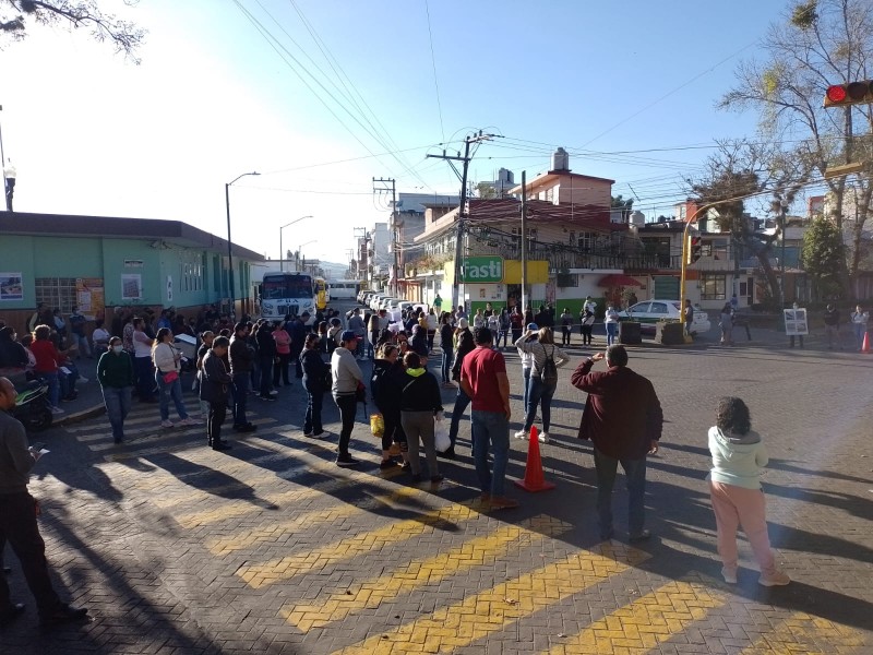 Protestan para exigir mantenimiento de la primaria Francisco Ferrer Guardia