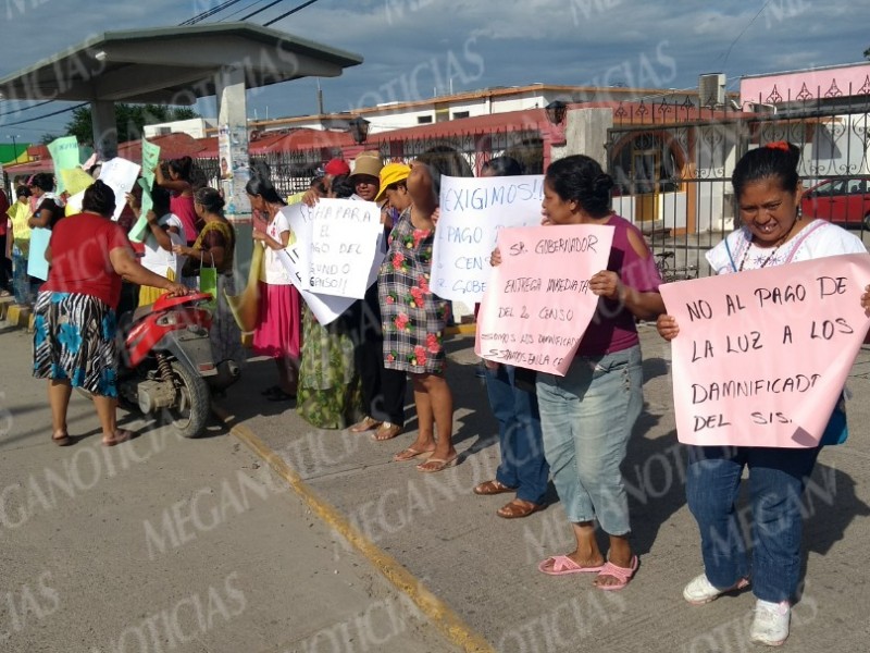 Protestan para exigir que se apoye a damnificados