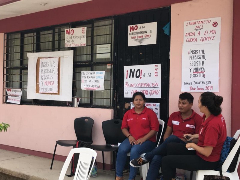 Protestan para sacar a coordinadora del Conafe Zihuatanejo