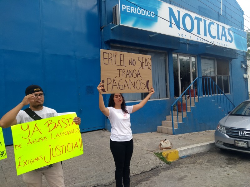 Protestan periodistas despedidos injustificadamente