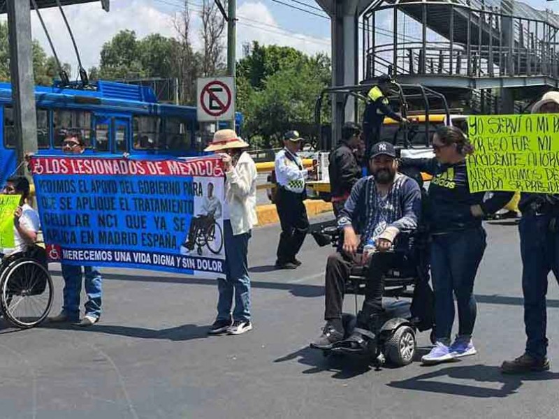 Protestan personas con daño medular el AICM; exigen tratamiento