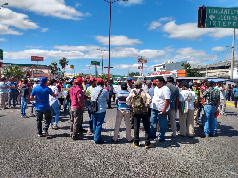 Protestan pescadores de Juchitán por la contaminación del complejo lagunar