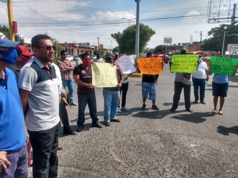 Protestan pescadores en el crucero de Juchitán