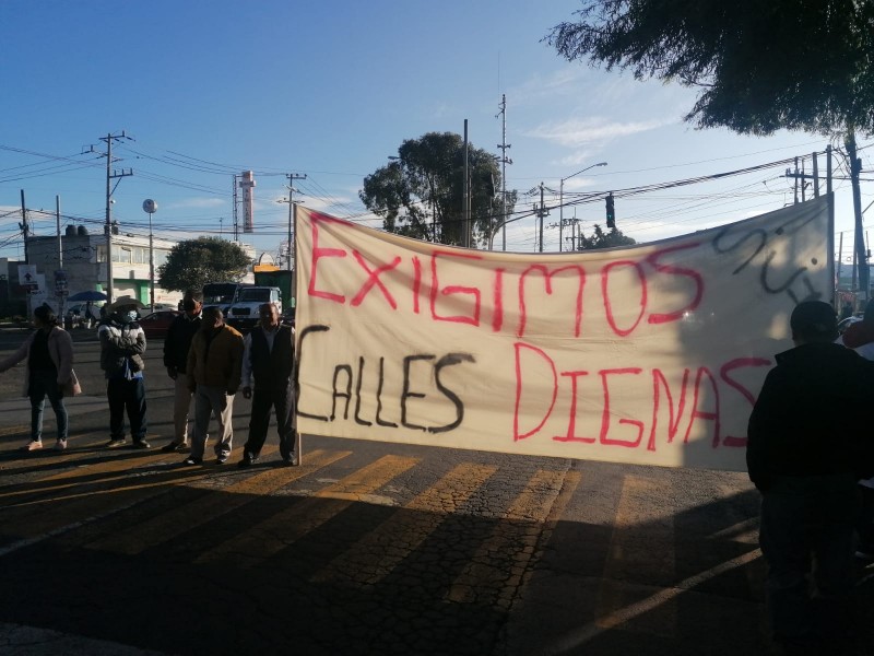 Protestan pobladores de San Cristóbal Huichochitlán por baches en Toluca