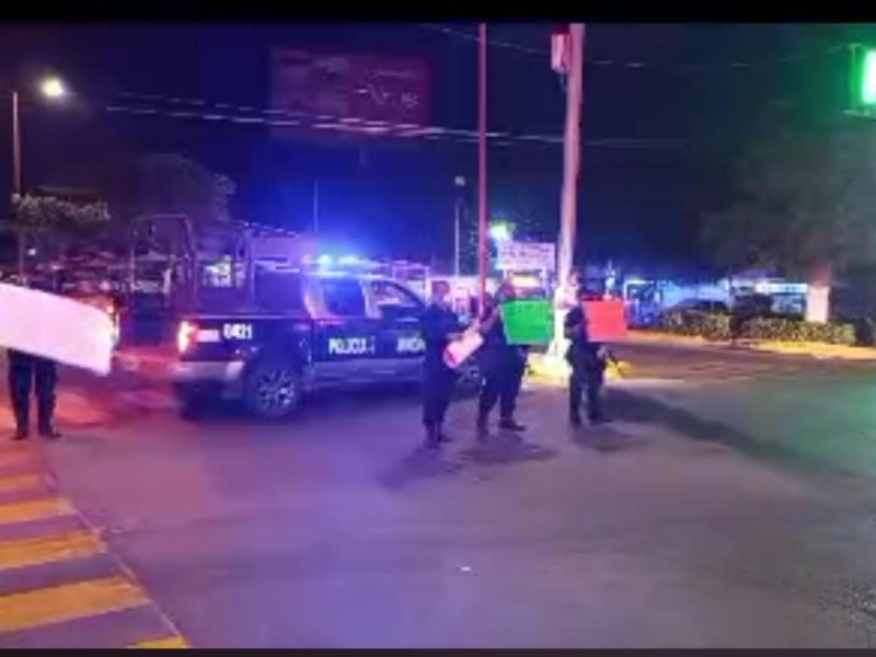 Protestan policías con bloqueo carretero en Juchitán