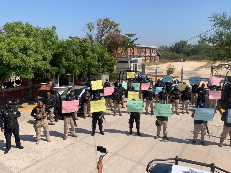 Protestan policías de Juchitán en el Centro de Justicia Regional