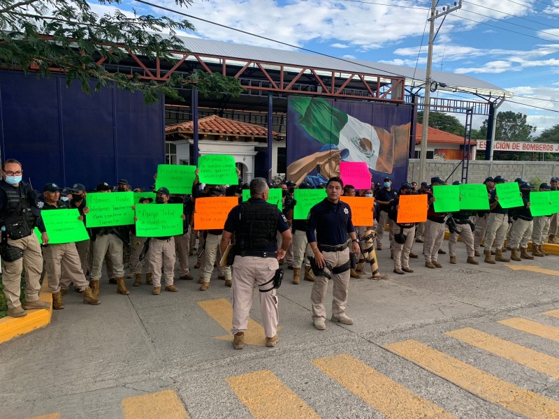 Protestan policías de Juchitán, respaldan a sus compañeros destituidos