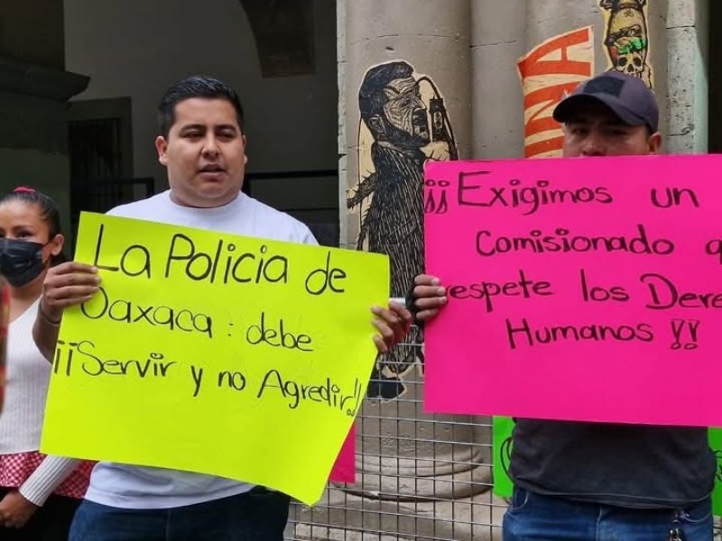 Protestan policías frente al Palacio de Gobierno por abusos del comisionado