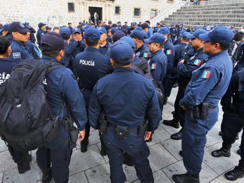 Protestan policías por recortes de aguinaldo y falta de uniformes