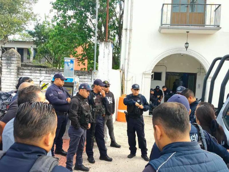 Protestan policías municipales de Emiliano Zapata; exigen mejoras salariales