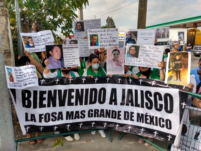 Protestan por desapariciones durante visita de AMLO para inaugurar L3