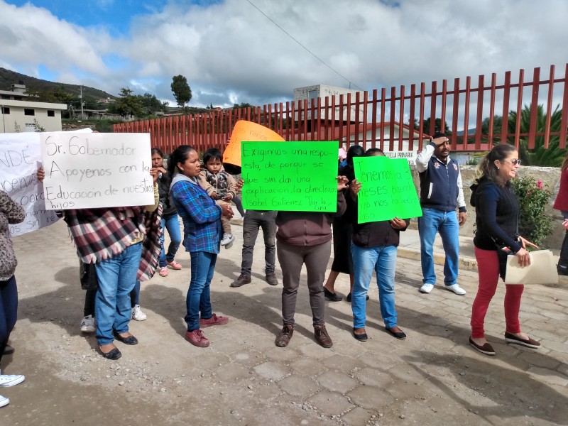 Protestan por falta de maestros en Azumbilla