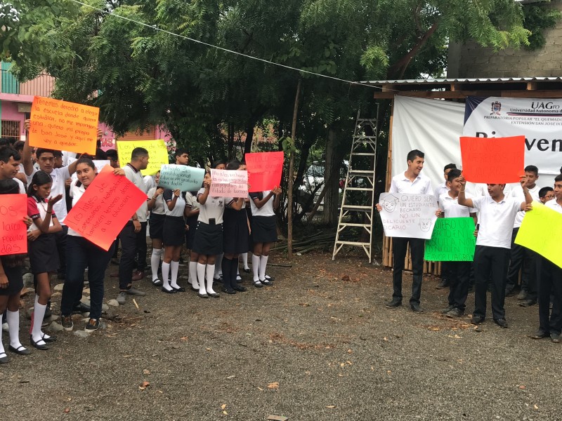 Protestan por falta de matrículas en Preparatoria Popular