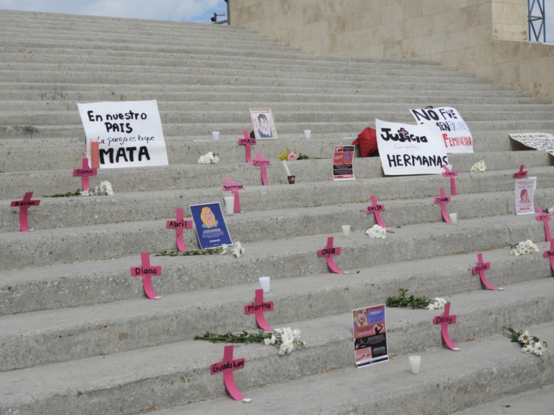 Protestan por feminicidios en Plaza Mayor de Torreón
