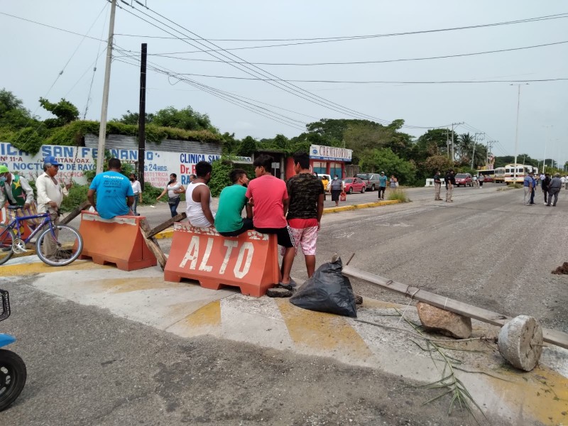 Protestan por incumplimiento de empresa constructora, realizan bloqueo carretero