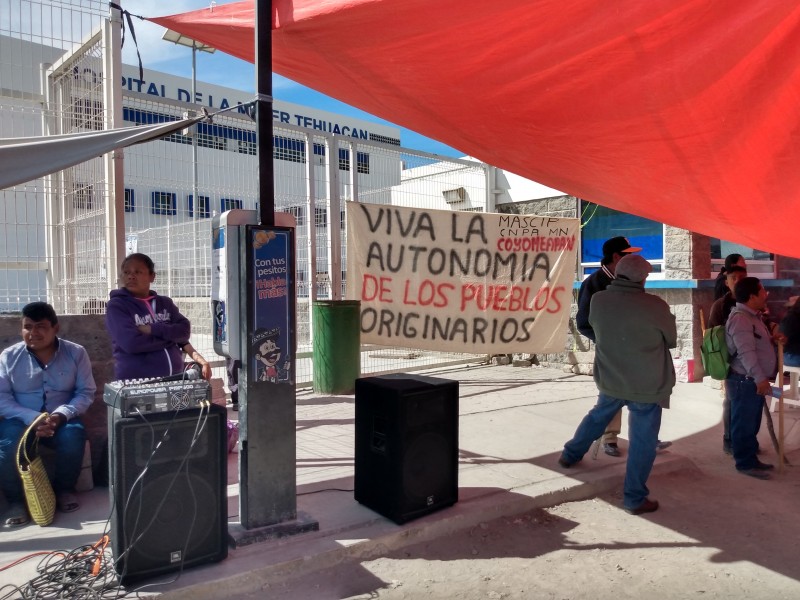 Protestan por maltrato en Hospital de la Mujer