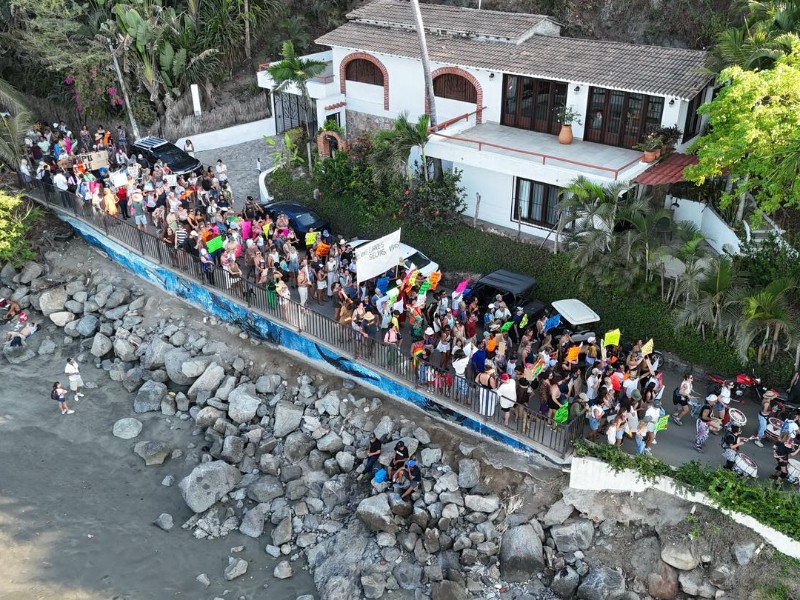 Protestan por muro ilegal en playa de Sayulita Nayarit