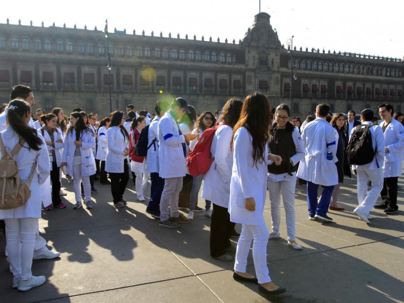 Protestan residentes de medicina,no les pagan.