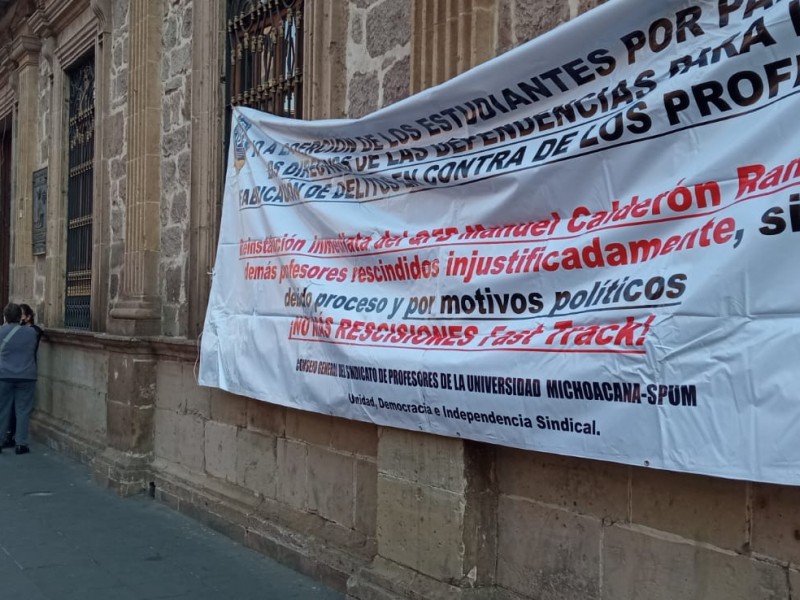 Protestan sindicalizados en acto conmemorativo a Miguel Hidalgo
